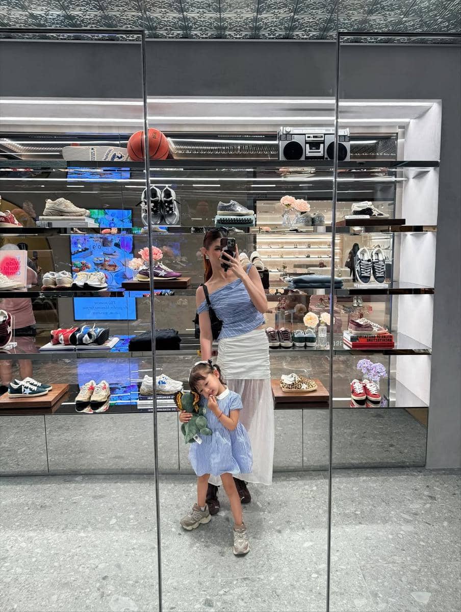 Mikaila Patritz dan sang putri liburan ke Singapura.