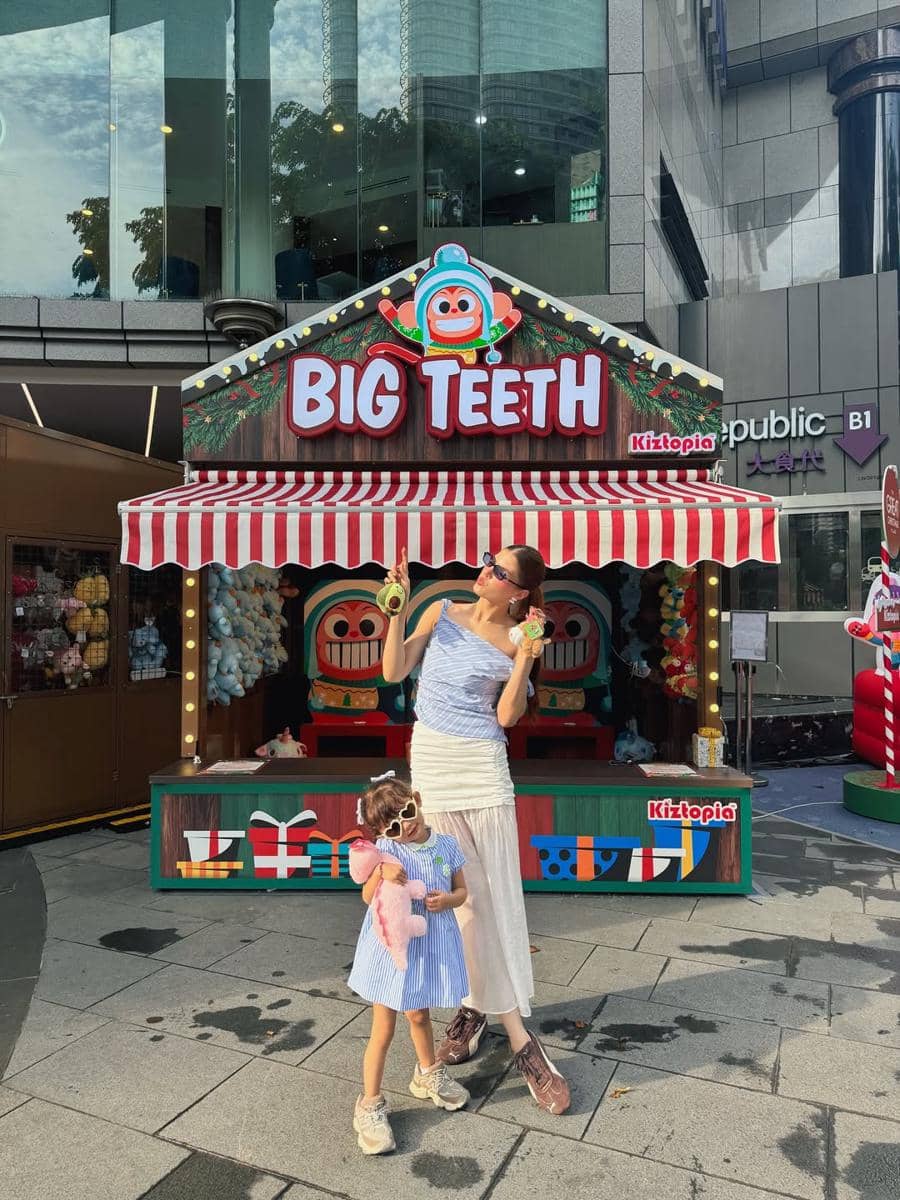 Mikaila Patritz dan sang putri liburan ke Singapura.