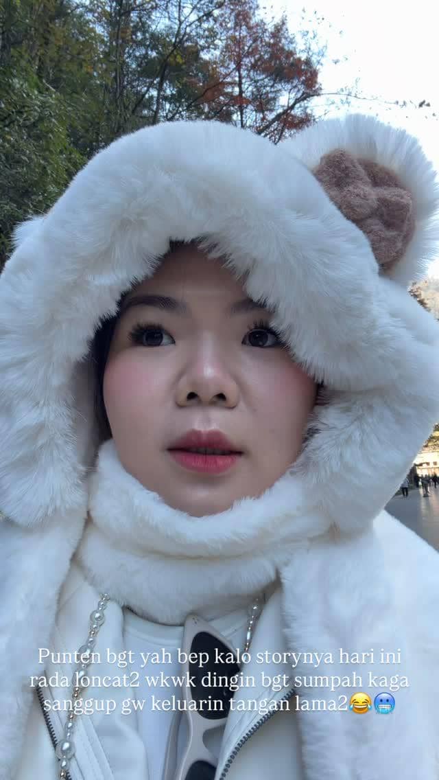 Shani Amelia berwisata ke Gunung Tianzi di China.