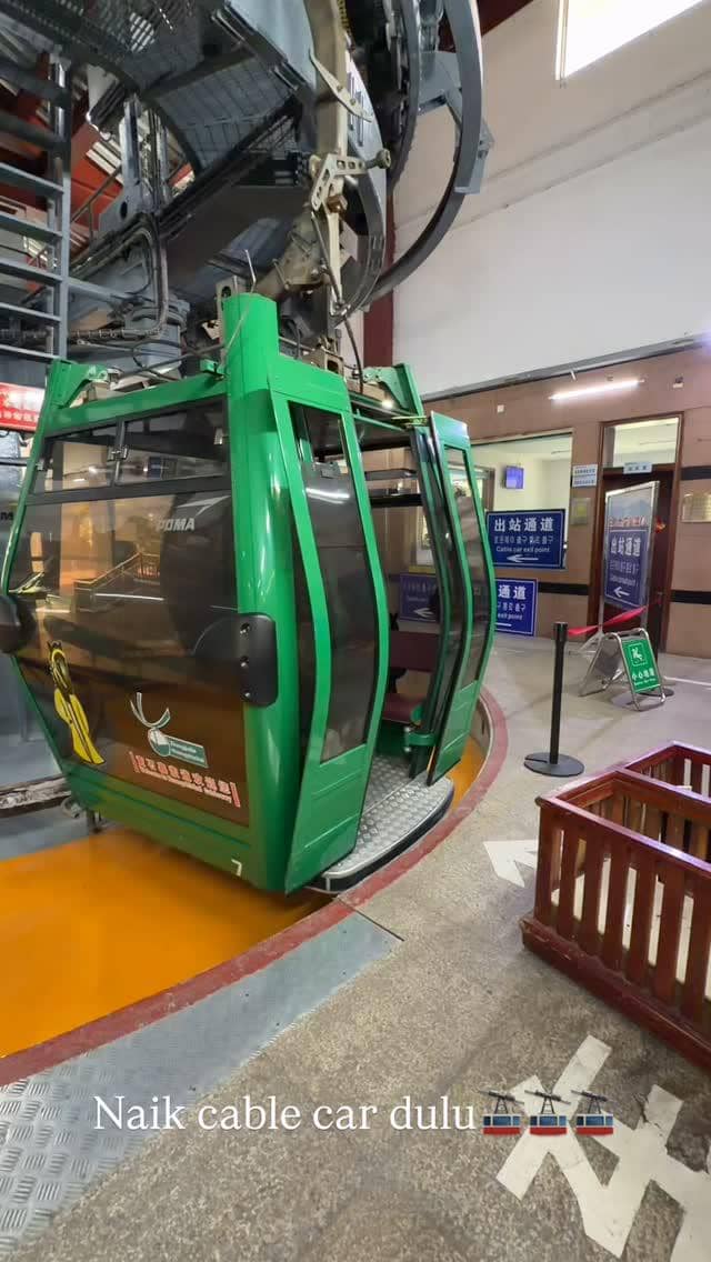 Shani Amelia berwisata ke Gunung Tianzi di China.