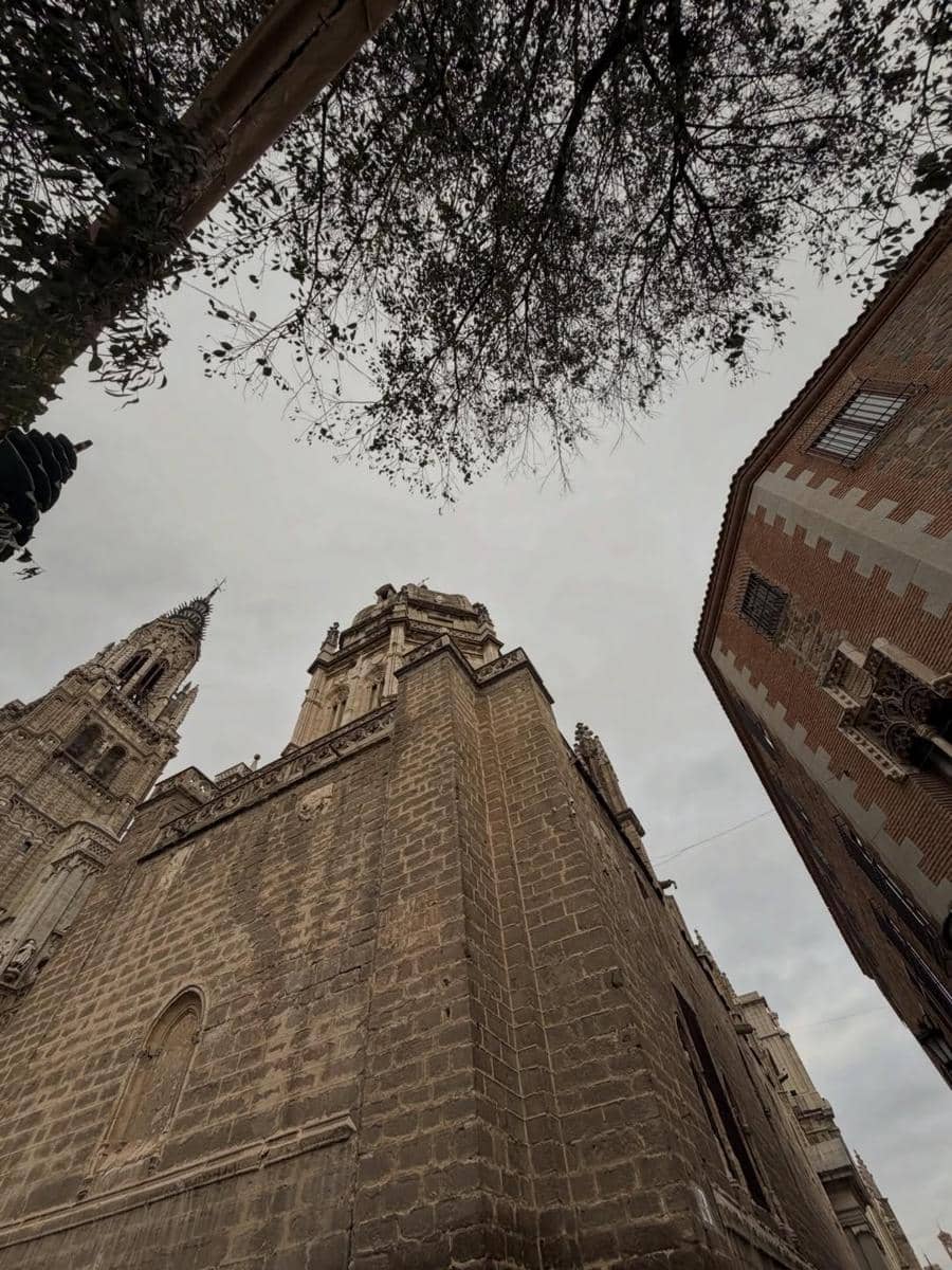 Shandy Aulia jalan-jalan ke kota tua Toledo.