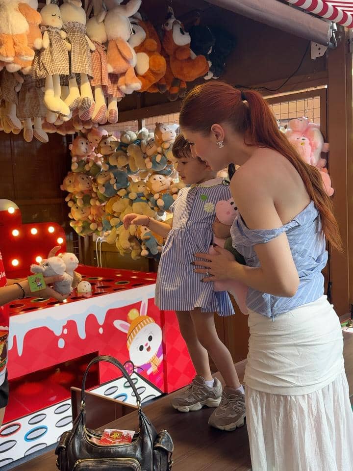 Mikaila Patritz dan sang putri liburan ke Singapura.