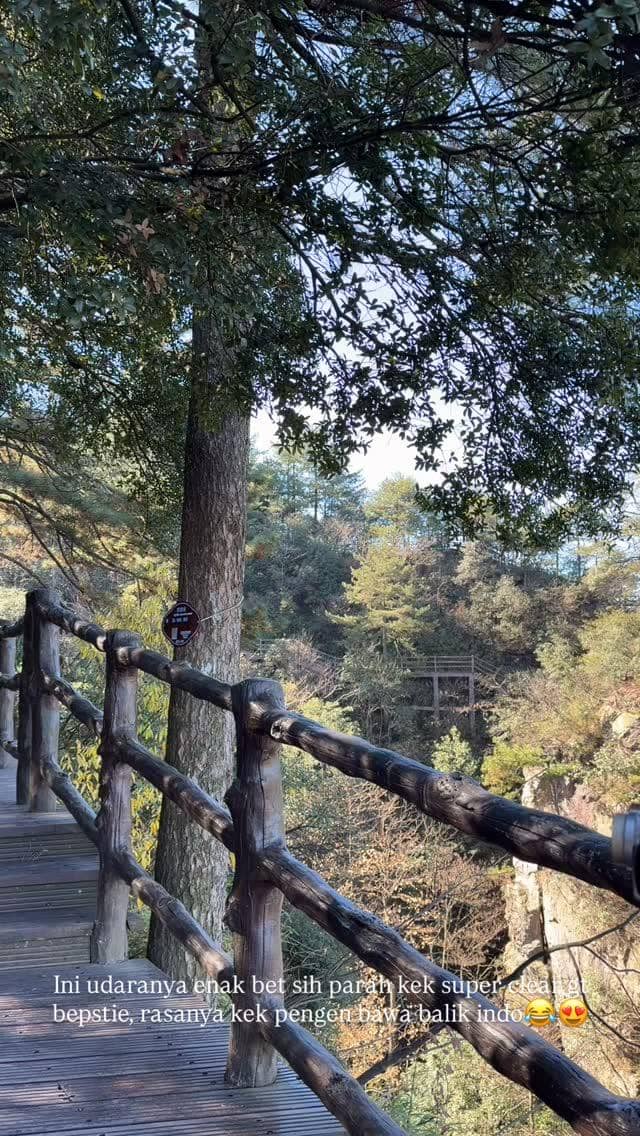 Shani Amelia berwisata ke Gunung Tianzi di China.