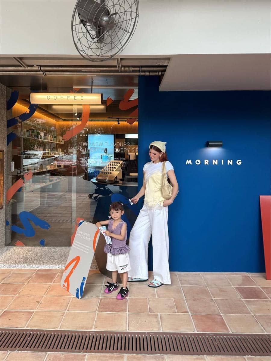 Mikaila Patritz dan sang putri liburan ke Singapura.