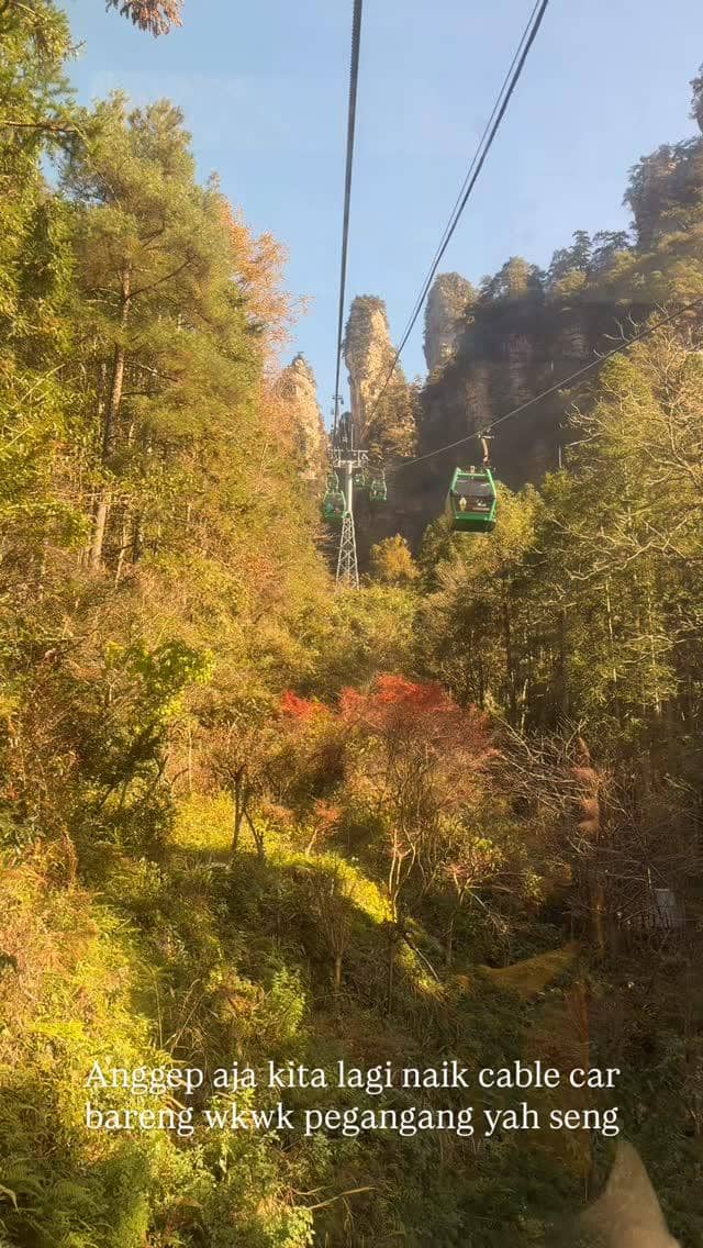 Shani Amelia berwisata ke Gunung Tianzi di China.