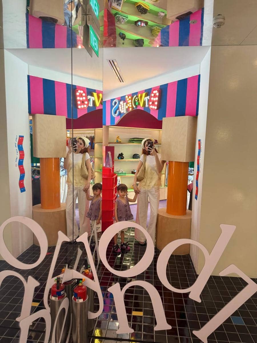 Mikaila Patritz dan sang putri liburan ke Singapura.