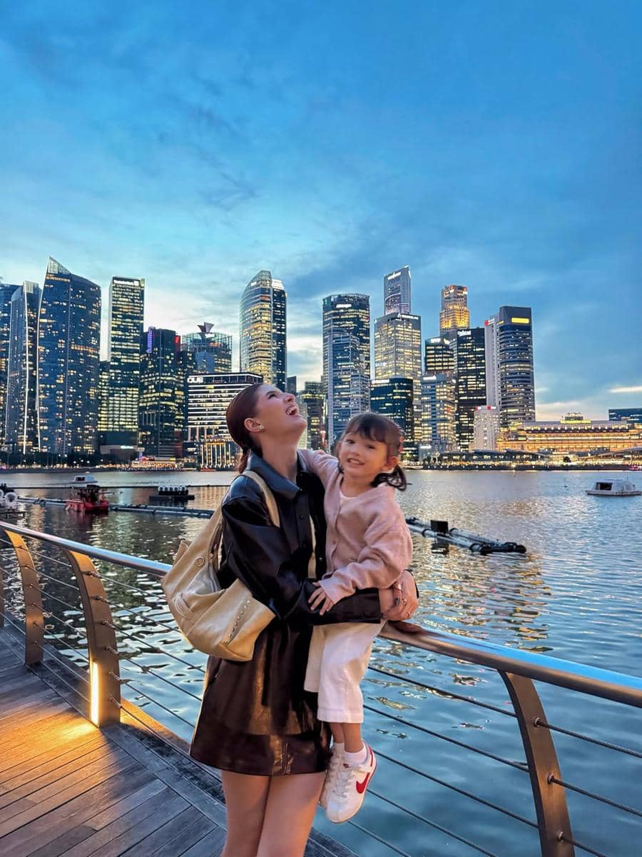 Mikaila Patritz dan sang putri liburan ke Singapura.
