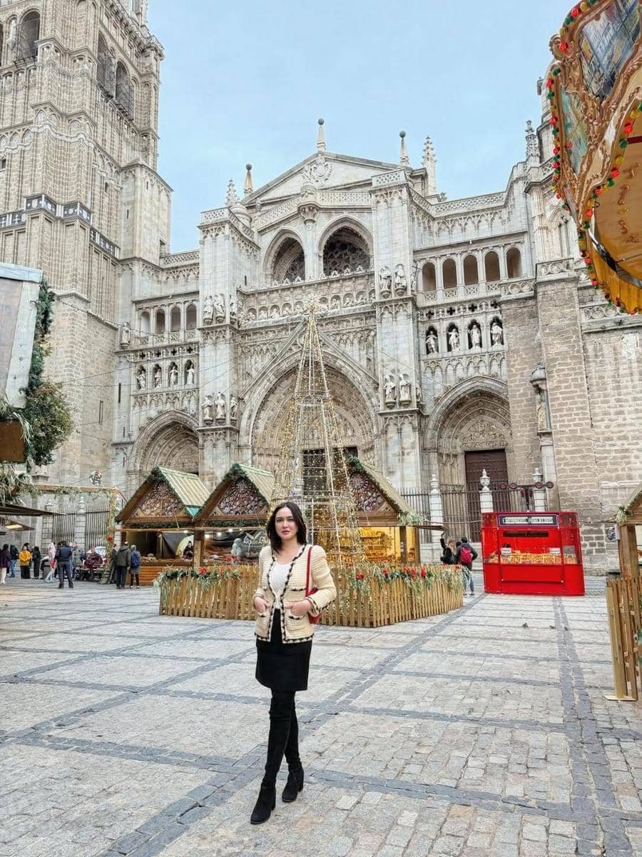 Shandy Aulia jalan-jalan ke kota tua Toledo.