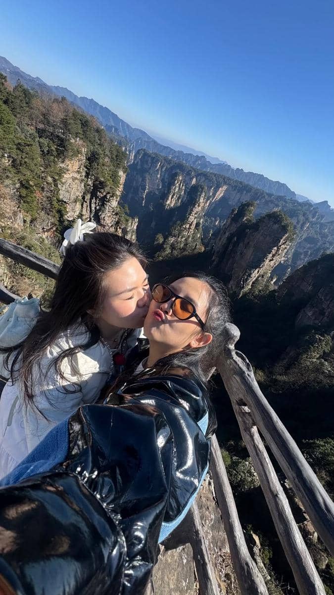 Shani Amelia berwisata ke Gunung Tianzi di China.