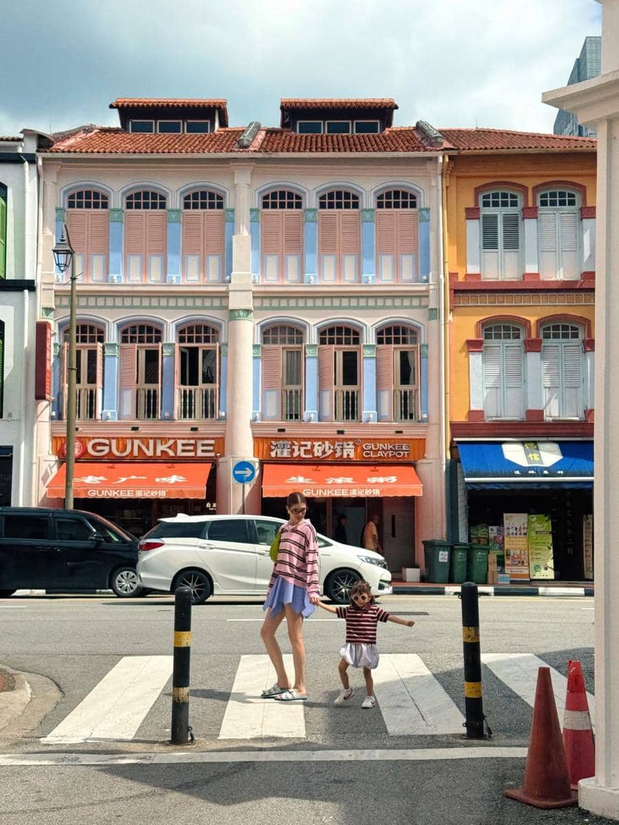 Mikaila Patritz dan sang putri liburan ke Singapura.