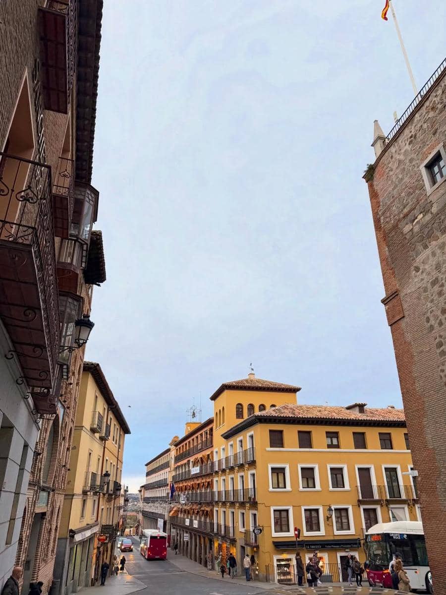 Shandy Aulia jalan-jalan ke kota tua Toledo.