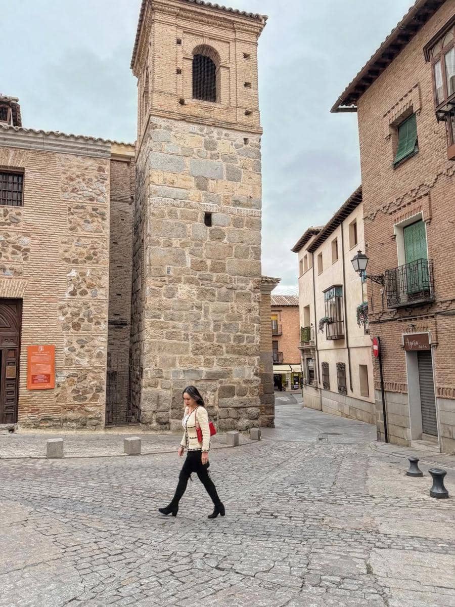 Shandy Aulia jalan-jalan ke kota tua Toledo.