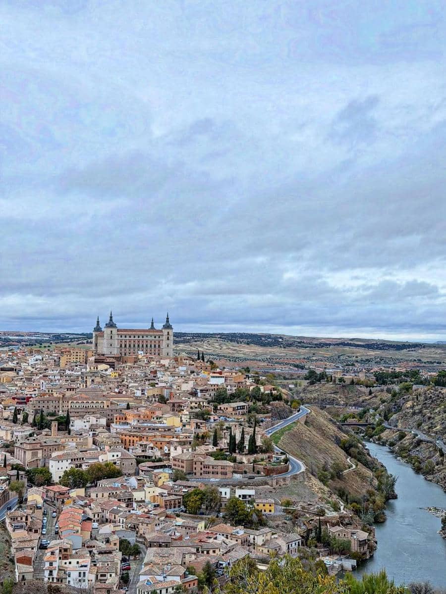 Shandy Aulia jalan-jalan ke kota tua Toledo.