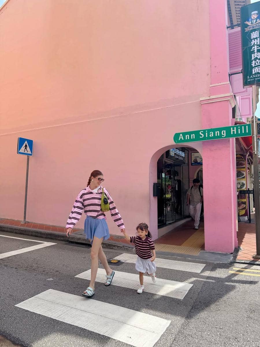 Mikaila Patritz dan sang putri liburan ke Singapura.