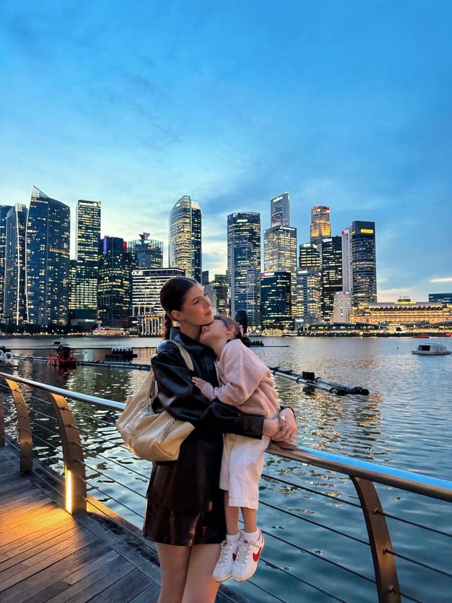 Mikaila Patritz dan sang putri liburan ke Singapura.