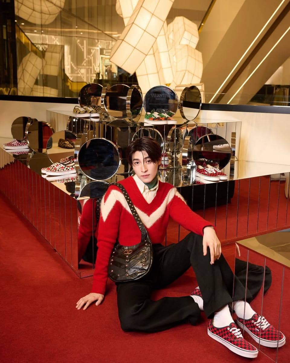 inspirasi outfit Blue Pongtiwat