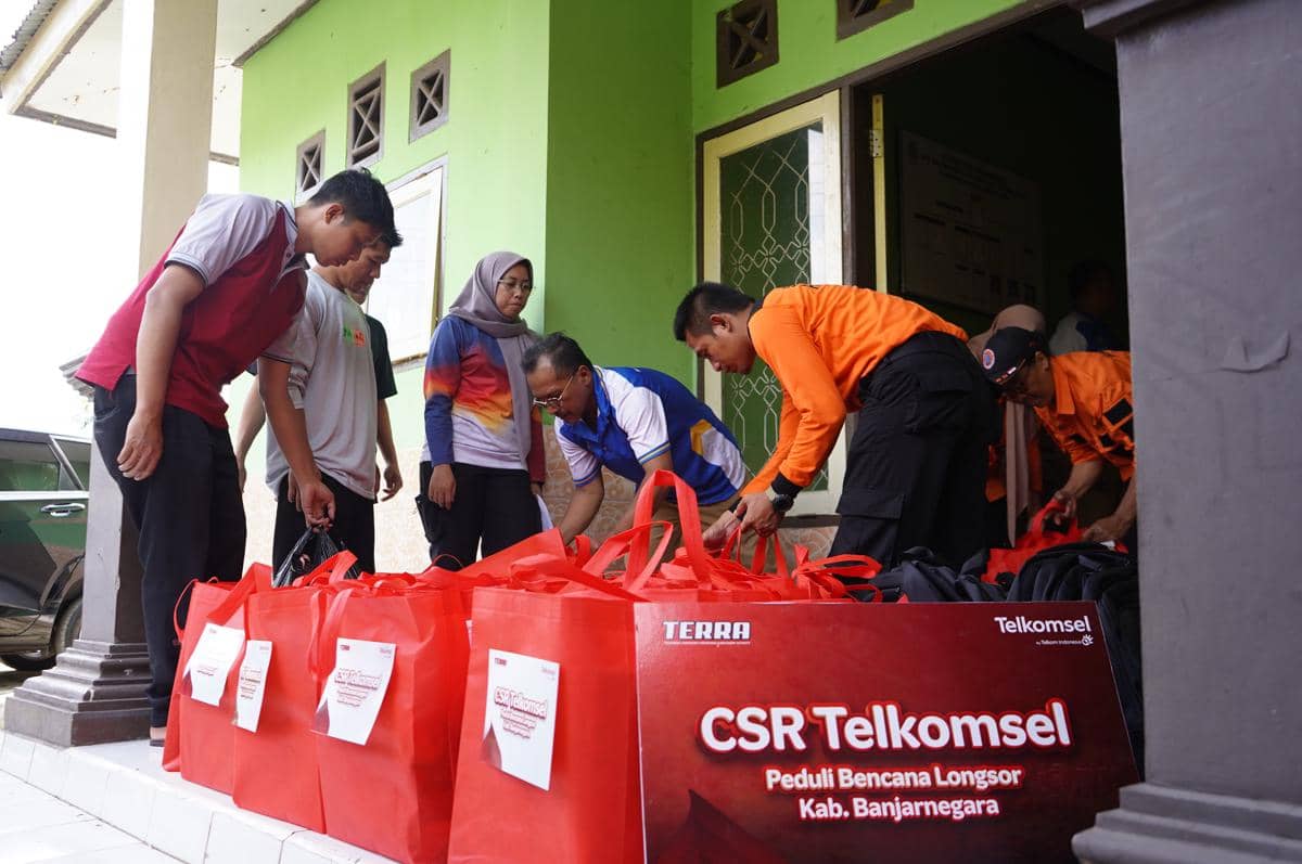 Tanggung Jawab Sosial dan Lingkungan (TJSL) Telkomsel melalui program Telkomsel Emergency Response and Recovery Action (TERRA). (Dok. Telkomsel)