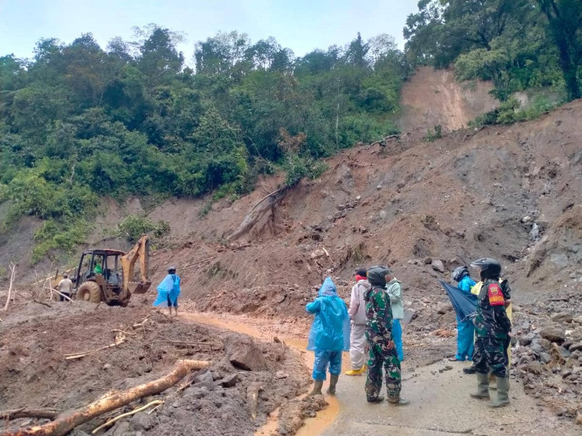 TNI Angkatan Darat (AD) bantu penanganan banjir, tanah longsor, dan putusnya jembatan yang melanda wilayah Tapanuli Tengah, Sibolga, hingga Mandailing Natal, Sumatera Utara (dok. Dinas Penerangan TNI AD)