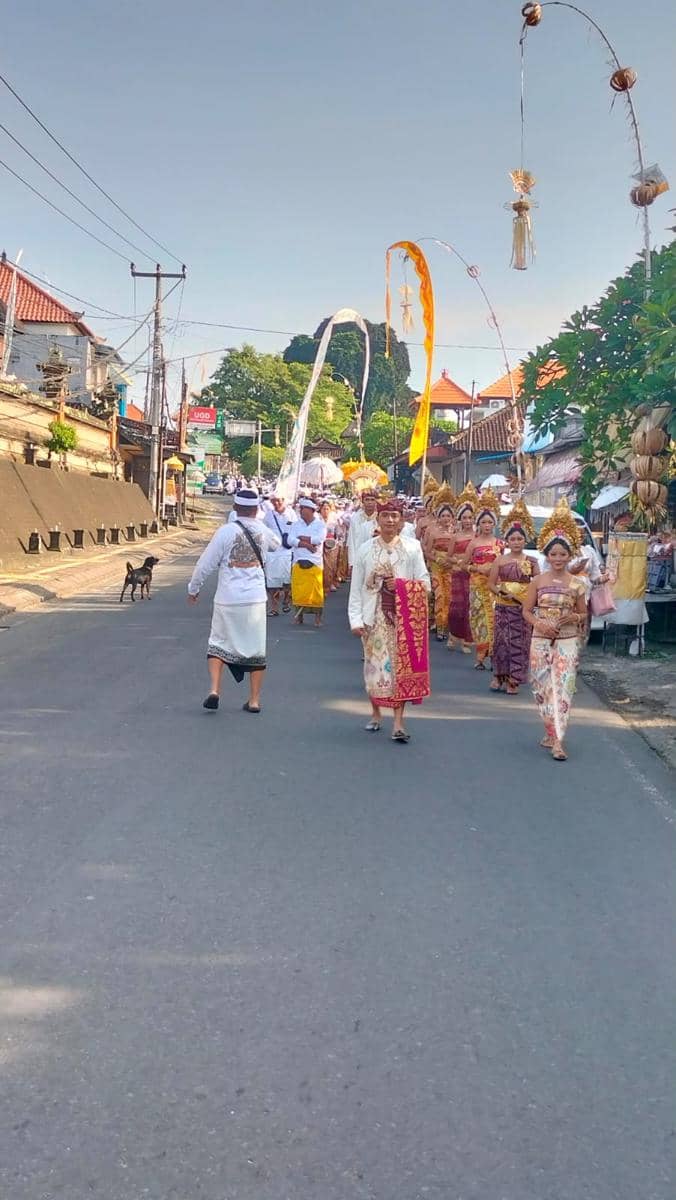 Kegiatan keagamaan di Pura Luhur Tanah Lot