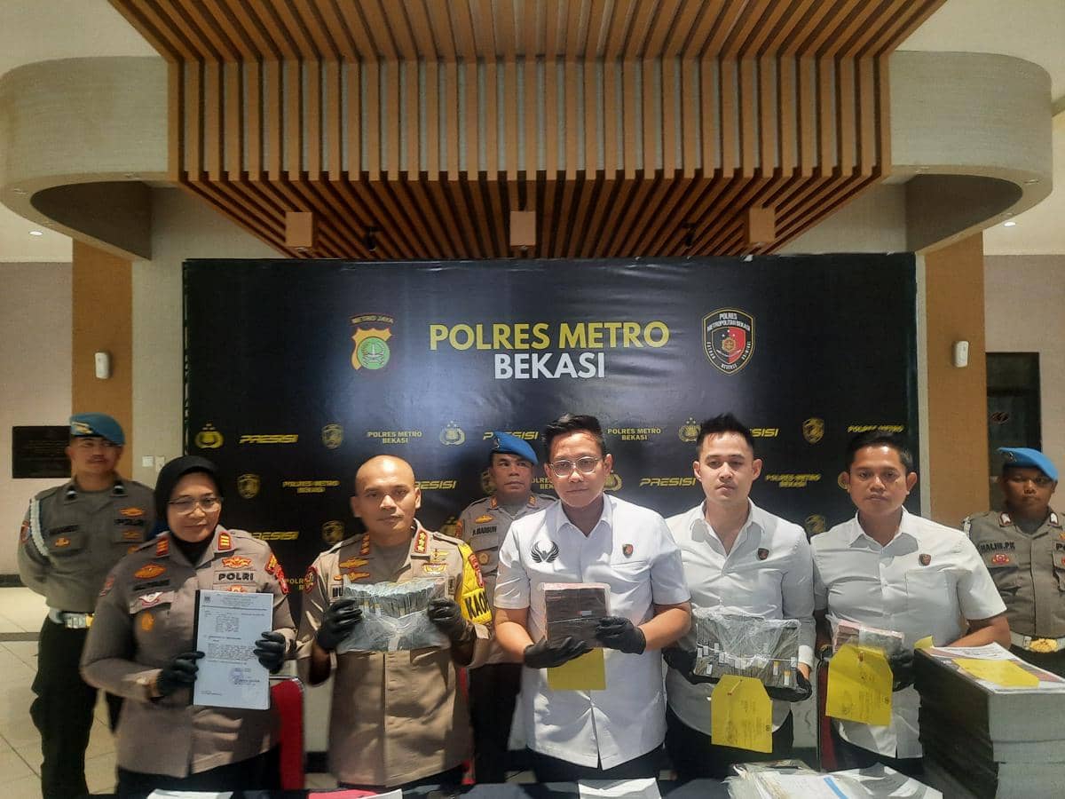 Polisi sita sejumlah barang bukti kasus Tipikor. (Dokumen Polres Metro Bekasi)