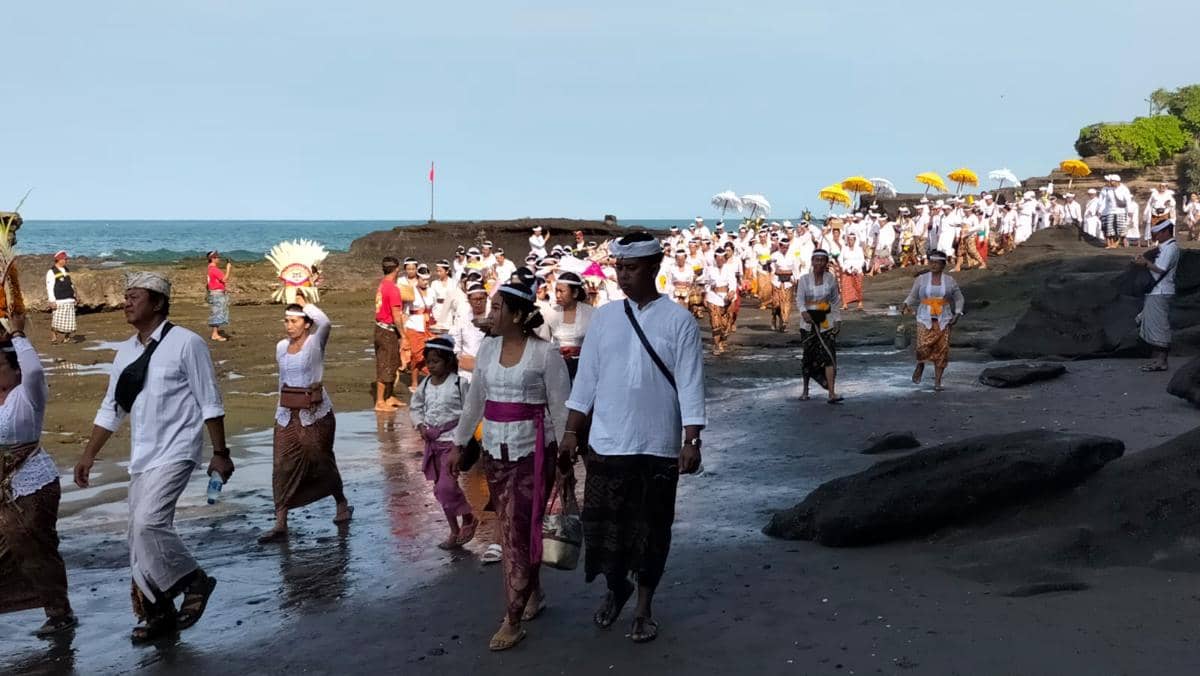 Kegiatan keagamaan di Pura Luhur Tanah Lot