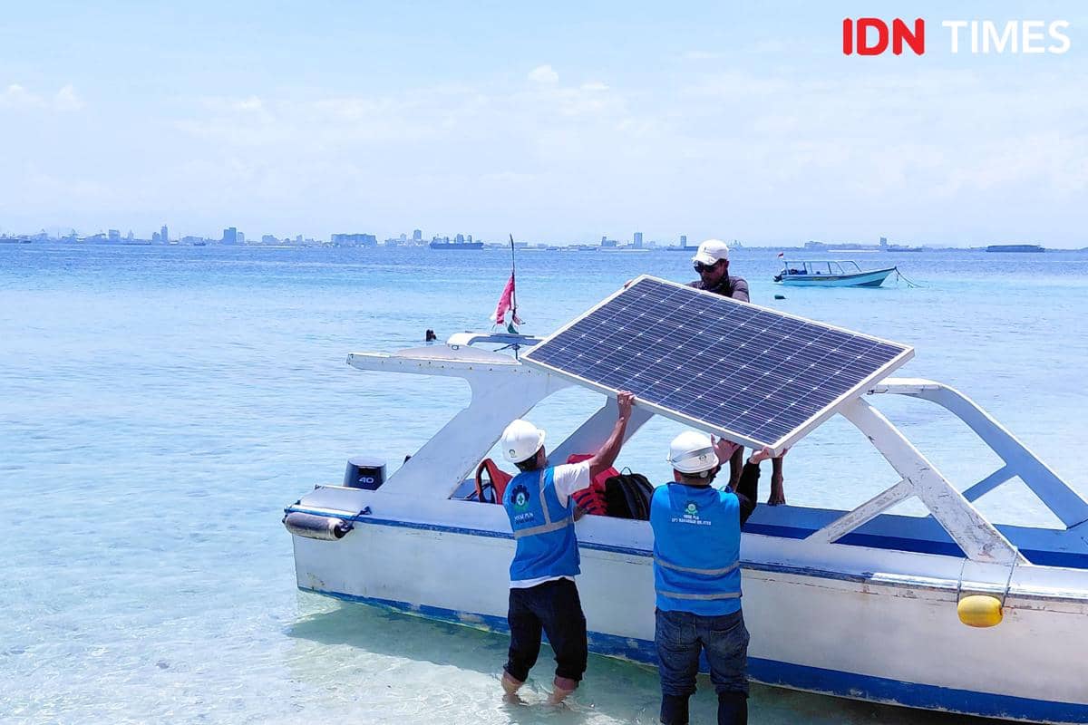 Petugas PLN mengangkut panel surya yang digunakan untuk perangkat PLTS mikro yang disebut inovasi SuperSUN di Pulau Samalona, Kota Makassar. (IDN Times/Aan Pranata)