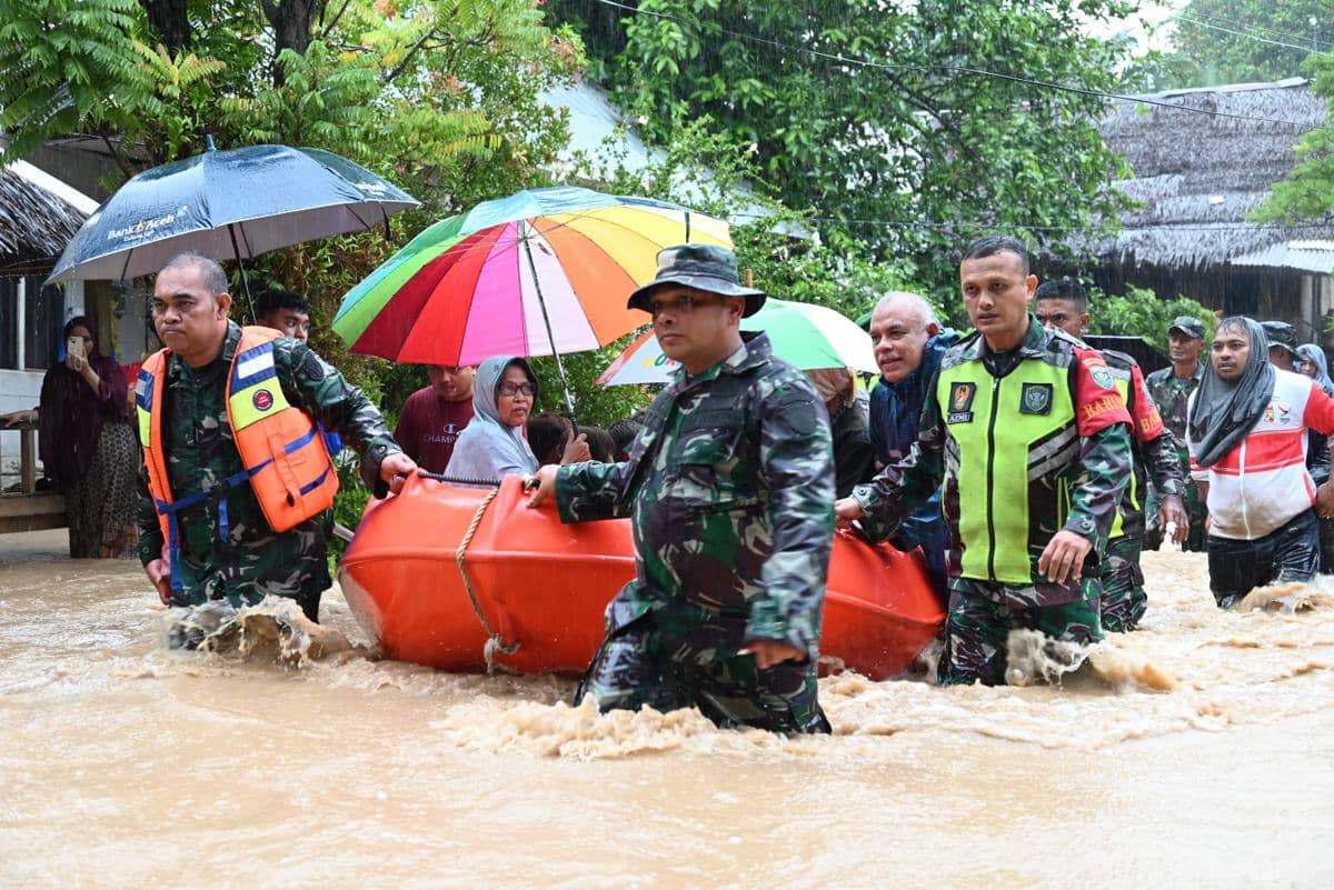 Pasukan Reaksi Cepat Penanggulangan Bencana (PRCPB) TNI AD Kodam Iskandar Muda berada dalam kondisi siaga penuh untuk menangani banjir yang melanda sembilan kabupaten/kota di Aceh (Dok. Dinas Penerangan TNI AD)