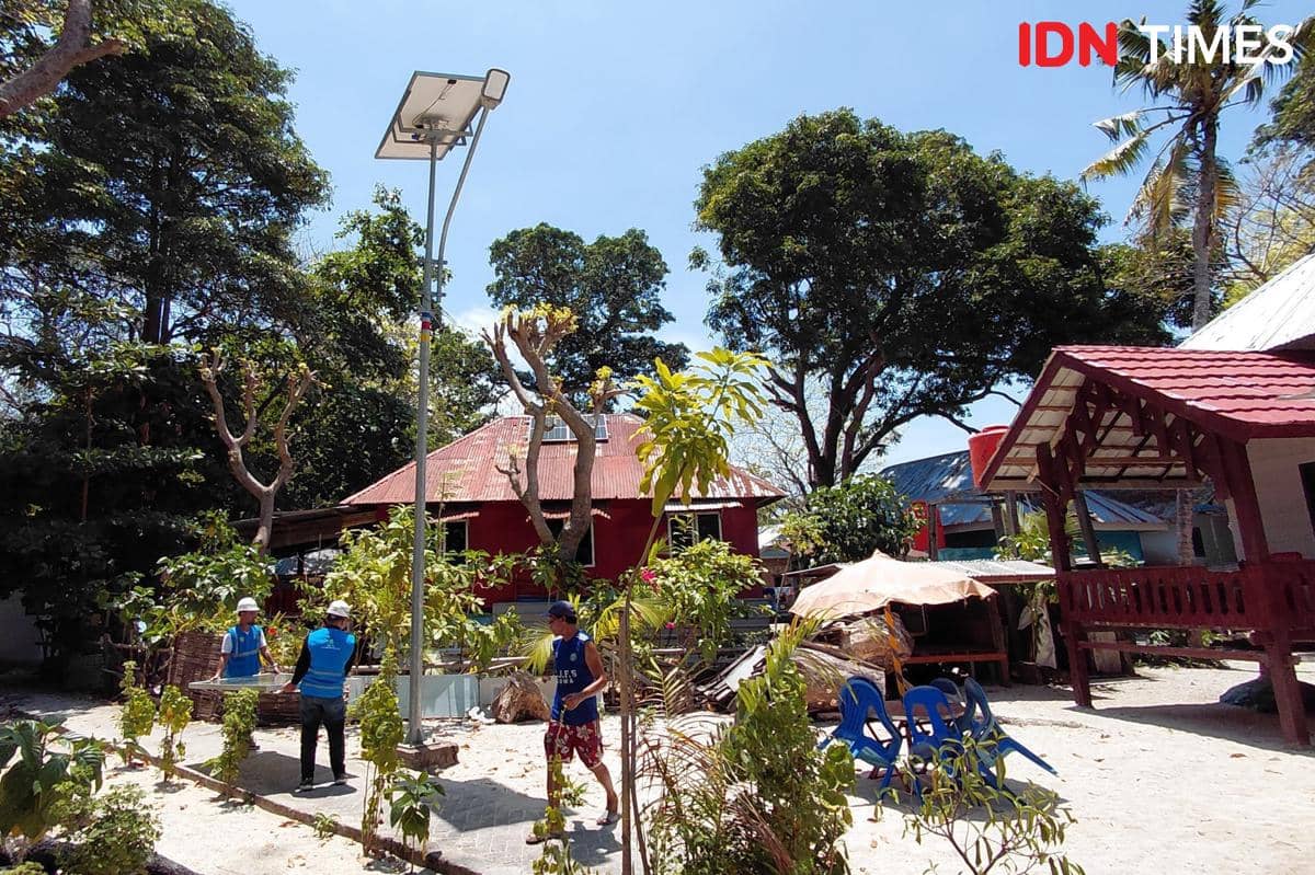Rumah-rumah warga sekaligus homestay wisatawan di Pulau Samalona, Makassar, kini mengandalkan perangkat listrik SuperSUN dari PLN. (IDN Times/Aan Pranata)