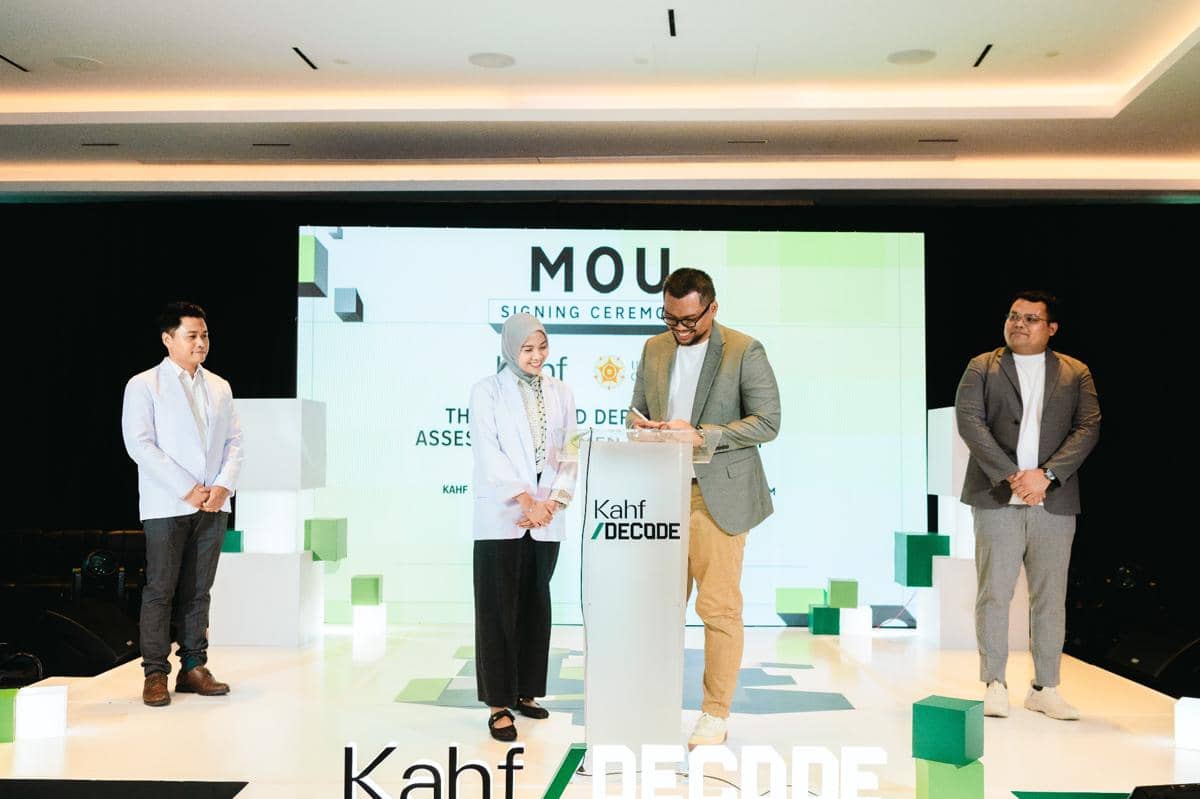 [Ki-Ka] Penandatanganan MoU Kahf dengan Departemen Departemen Ilmu Kesehatan Kulit dan Kelamin _ Fakultas Kedokteran Universitas Gadjah Mada bersama dengan  dr. Shinta Trilaksmi Dewi, Ph.D, Sp.D.V.E yang didampingi oleh dr. Tuntas Rayinda, .jpg