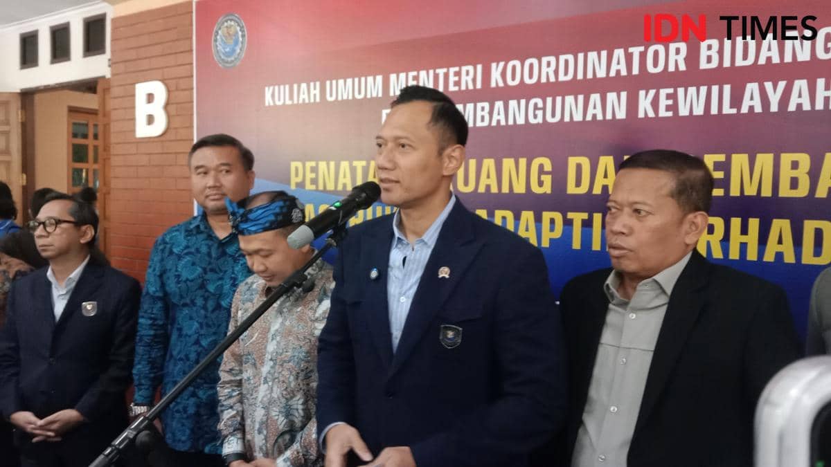 Menko Bidang Pembangunan Infrastruktur dan Kewilayahan, Agus Harimurti Yudhoyono bersama Rektor Undip Prof Suharnomo saat memaparkan tantangan Indonesia dalam menghadapi bencana kewilayahan. (IDN Times/Fariz Fardianto) 
