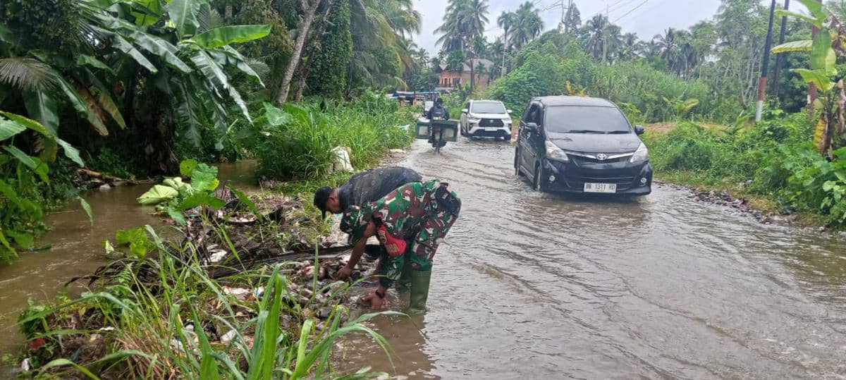 TNI Angkatan Darat (AD) bantu penanganan banjir, tanah longsor, dan putusnya jembatan yang melanda wilayah Tapanuli Tengah, Sibolga, hingga Mandailing Natal, Sumatera Utara (dok. Dinas Penerangan TNI AD)