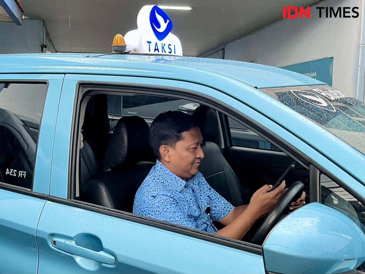 Pengemudi armada taksi Bluebird, anak perusahaan Bluebird Group. (IDN Times/Dhana Kencana)