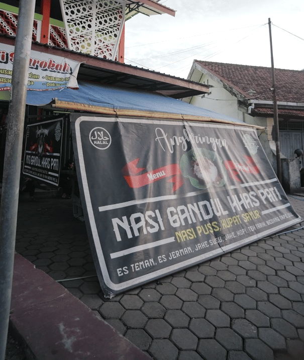Potret Angkringan Nasi Gandul Khas Pati Depan Pasar Wates, Kulon Progo