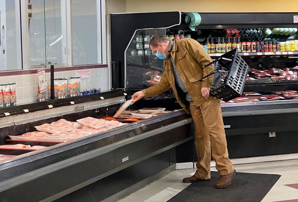 Belanja daging di supermarket.