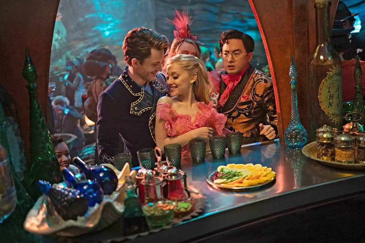 Glinda dan Fiyero ciuman dalam satu adegan yang dipotong.jpg