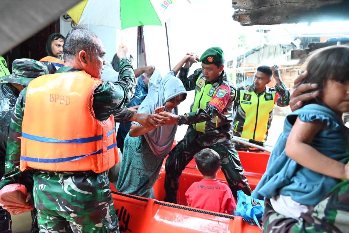 Pasukan Reaksi Cepat Penanggulangan Bencana (PRCPB) TNI AD Kodam Iskandar Muda berada dalam kondisi siaga penuh untuk menangani banjir yang melanda sembilan kabupaten/kota di Aceh (Dok. Dinas Penerangan TNI AD)
