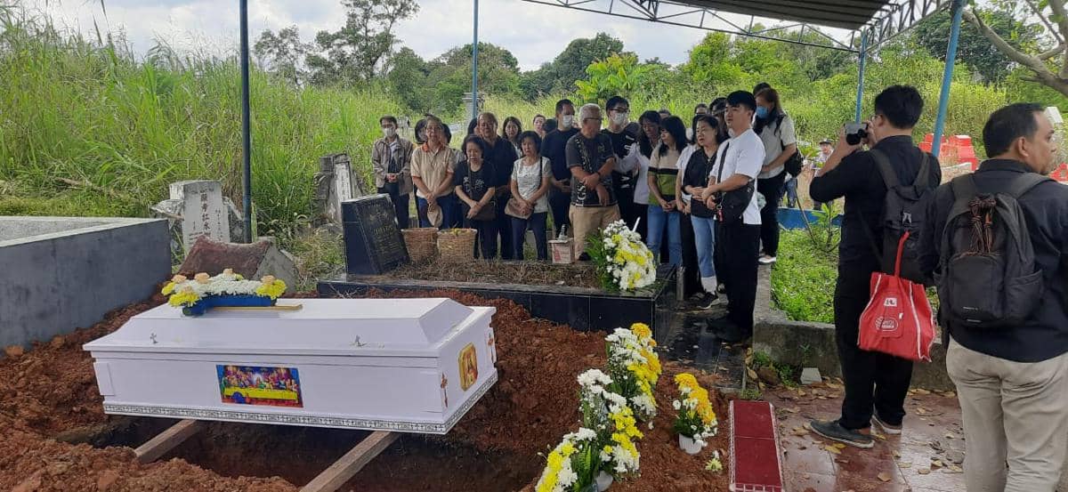 Prosesi pemakaman korban perampokan di Palembang.