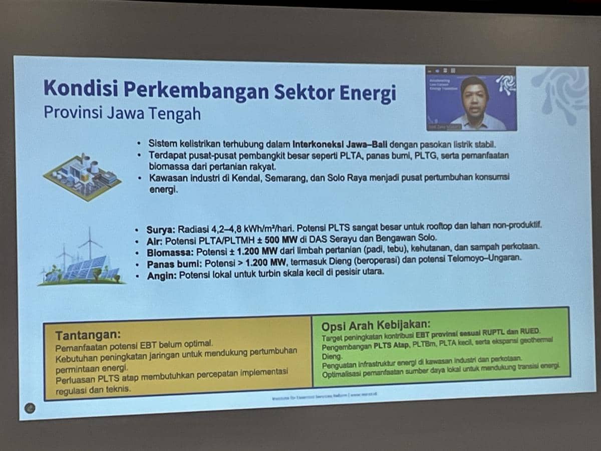 Analis Sistem Informasi Geografi IESR, Sodi Zakiy M saat Dialog Media dengan Pemerintah Provinsi Jawa Tengah bertemakan Perkembangan Energi Terbarukan dan Target Energi Terbarukan 2025–2030 di Semarang, Rabu (26/11/2025). (IDN Times/Dhana Kencana)
