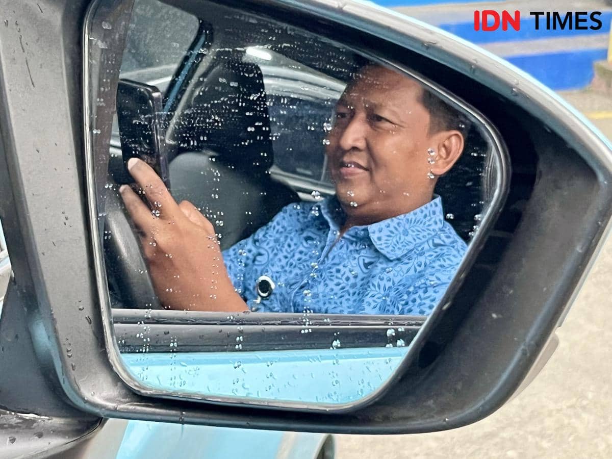 Pengemudi armada taksi Bluebird, anak perusahaan Bluebird Group. (IDN Times/Dhana Kencana)