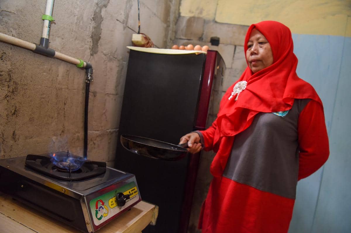 Ilustrasi warga memasak menggunakan kompor biogas dari pemanfaatan biogas melalui instalasi tangki septik komunal. (ANTARA FOTO/Indrianto Eko Suwarso)