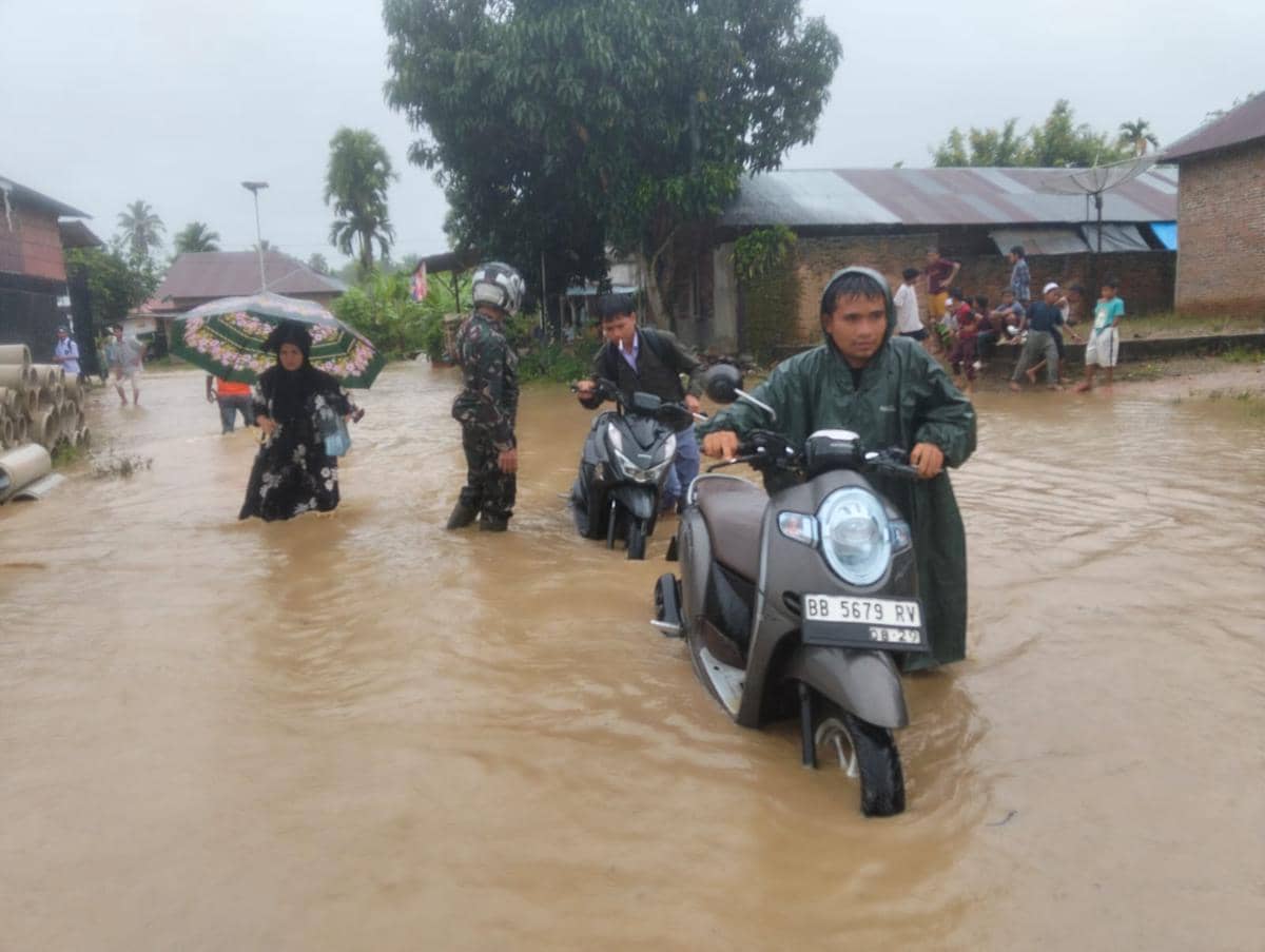 TNI Angkatan Darat (AD) bantu penanganan banjir, tanah longsor, dan putusnya jembatan yang melanda wilayah Tapanuli Tengah, Sibolga, hingga Mandailing Natal, Sumatera Utara (dok. Dinas Penerangan TNI AD)
