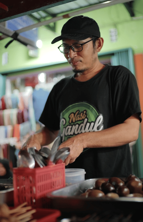 Potret Angkringan Nasi Gandul Khas Pati Depan Pasar Wates, Kulon Progo