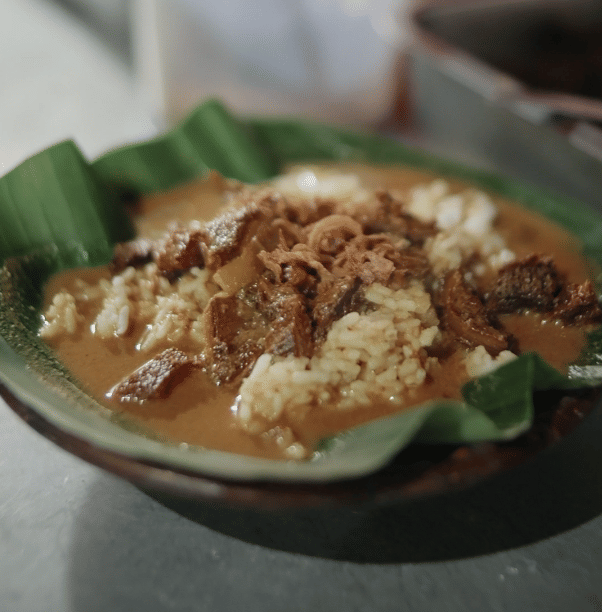 Potret Angkringan Nasi Gandul Khas Pati Depan Pasar Wates, Kulon Progo