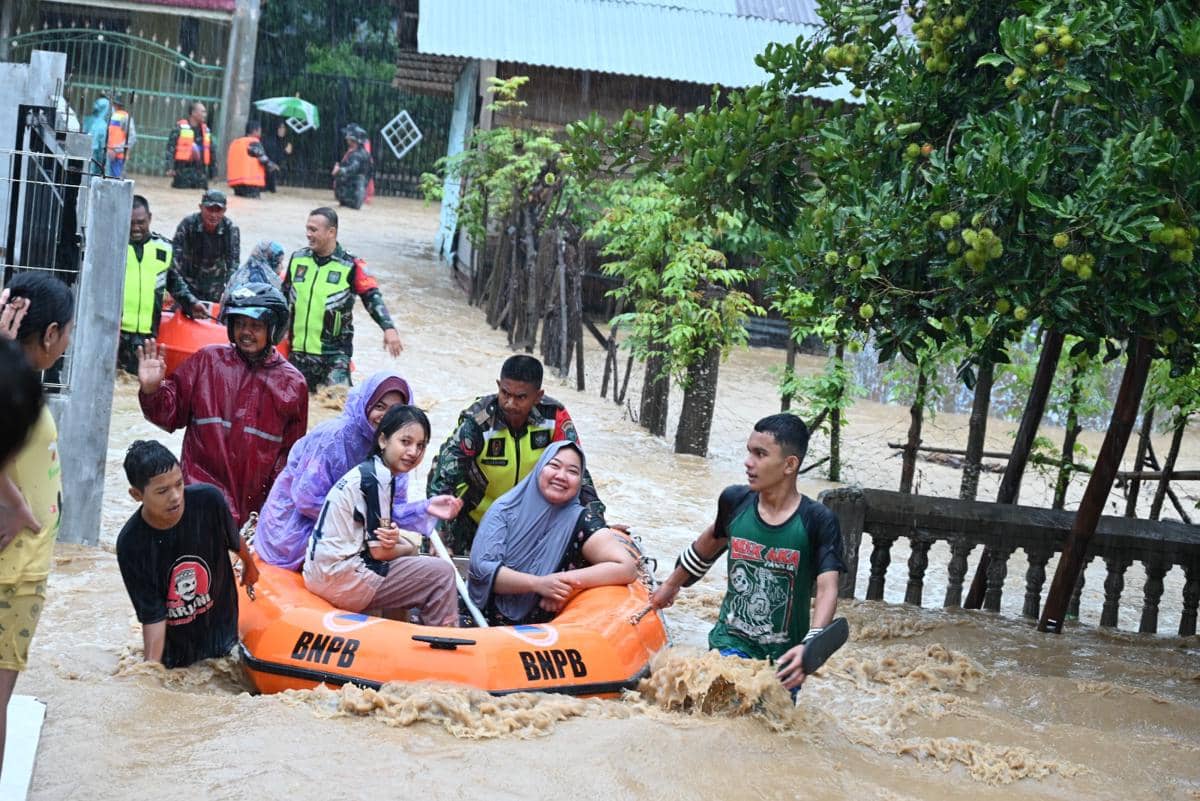 Pasukan Reaksi Cepat Penanggulangan Bencana (PRCPB) TNI AD Kodam Iskandar Muda berada dalam kondisi siaga penuh untuk menangani banjir yang melanda sembilan kabupaten/kota di Aceh (Dok. Dinas Penerangan TNI AD)