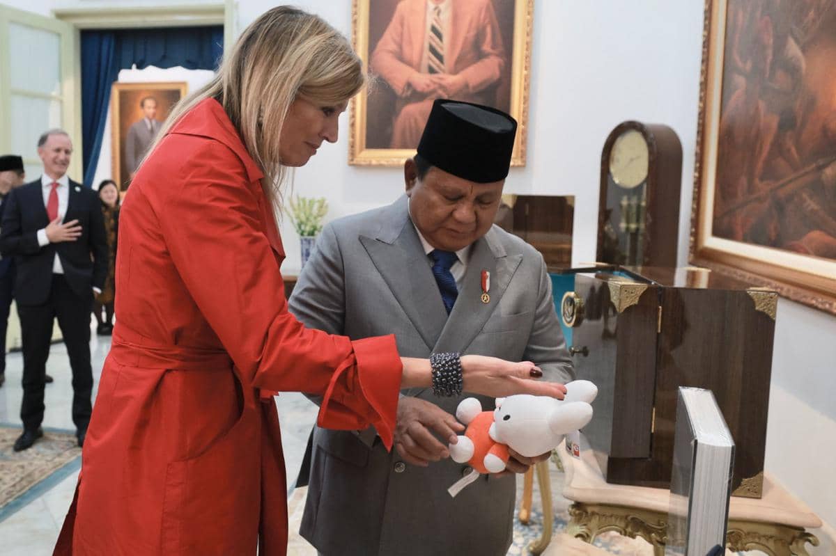 Prabowo Subianto dan Ratu Belanda, Maxima saling bertukar cendera mata (dok. Tim Media Prabowo)