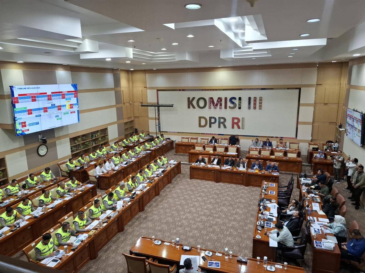 Kepala Korlantas Polri, Irjen Pol Agus Suryonugroho dalam rapat kerja bersama Komisi III DPR RI, di Kompleks Parlemen, Senayan, Jakarta, Kamis (27/11/2025).