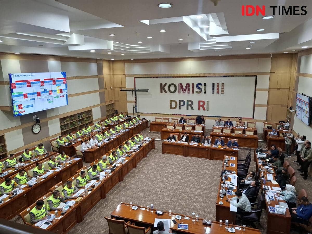 Kepala Korlantas Polri, Irjen Pol Agus Suryonugroho dalam rapat kerja bersama Komisi III DPR RI, di Kompleks Parlemen, Senayan, Jakarta, Kamis (27/11/2025).