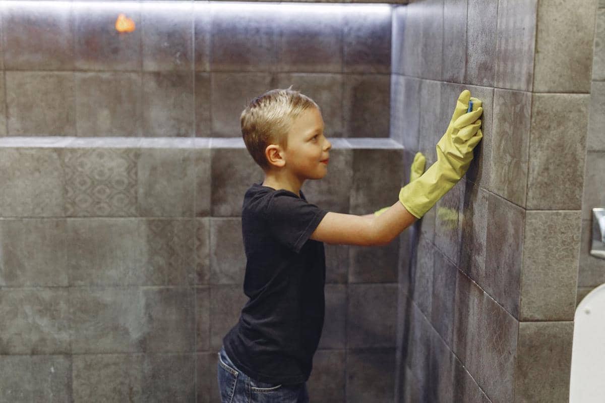 menyikat dinding toilet