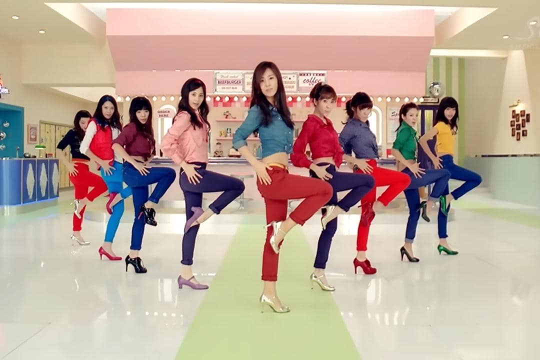 cuplikan MV "Dancing Queen" milik Girls' Generation