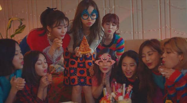 cuplikan MV "Merry & Happy" milik TWICE